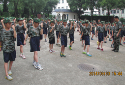 參加廈門夏令營零距離接觸軍人日常生活
