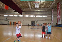 廈門籃球夏令營教練科學指導籃球技能