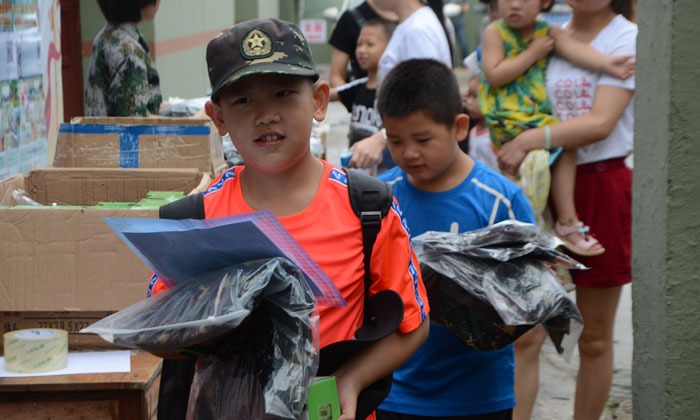 自己領(lǐng)取服裝