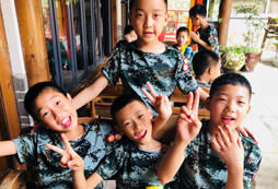 襄陽夏令營在軍事活動中提升英語！