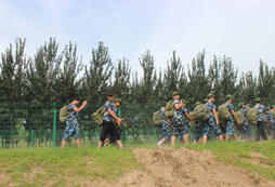 襄陽軍事夏令營培養(yǎng)孩子時間觀念