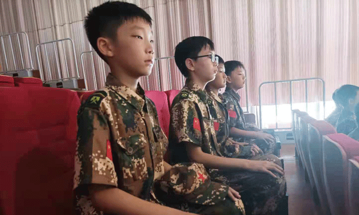 咸寧兒童軍事夏令營(yíng).gif