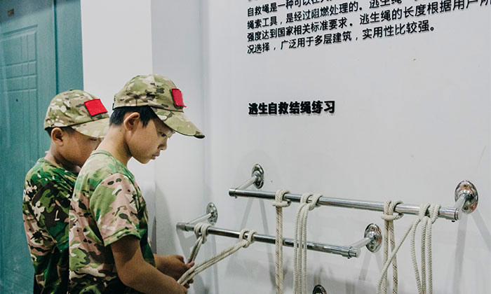 學員參觀逃生自救結(jié)繩
