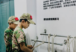 學員參觀逃生自救結繩