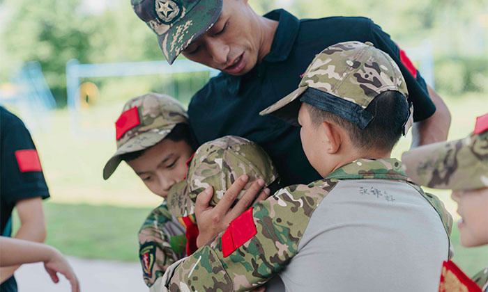 學(xué)員跟教官擁抱