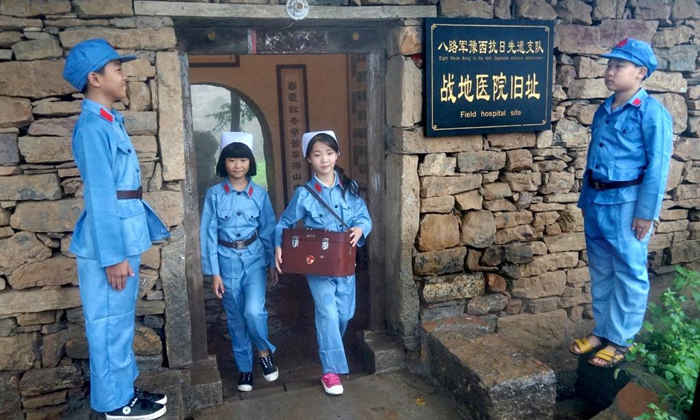 小學(xué)生參加軍事游學(xué)夏令營(yíng)感受部隊(duì)生活