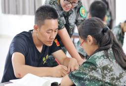小學(xué)生參加軍事夏令營好嗎？