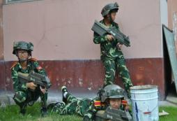  這個(gè)夏天讓小學(xué)生通過軍事磨練自己