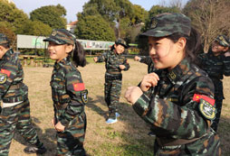 軍事夏令營(yíng)小學(xué)生課程強(qiáng)化青少年生存技能！