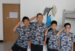 參加小學(xué)生軍旅勵志夏令營踏上一段獨(dú)立的人生旅途