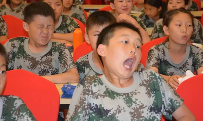 西南夏令營(yíng)中孩子們?cè)谧鲇螒? width=