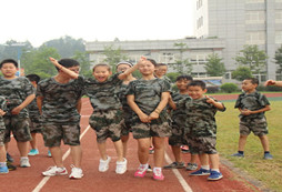 <strong>參加西南成都軍事夏令營體驗(yàn)綠色軍營生活</strong>