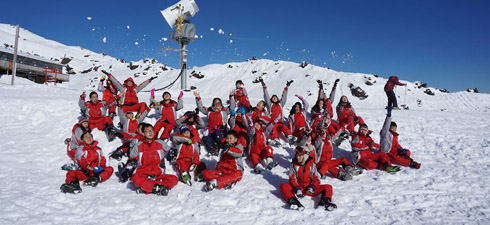 在一次次的跌倒一次次的奮起中滑行在雪地里