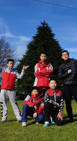 讓孩子開懷地跳躍在草地上