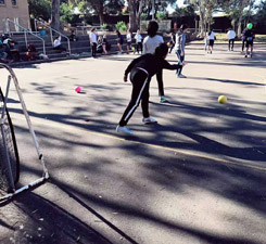 站在靜謐的街道上向大樹揮手問好