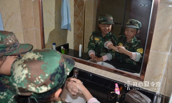 新疆軍事夏令營(yíng)