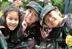 參加新疆軍事夏令營為孩子的夢想點燃一盞心燈