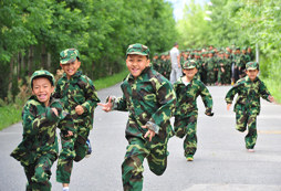 新疆軍事夏令營對孩子的成長究竟有哪些好處？