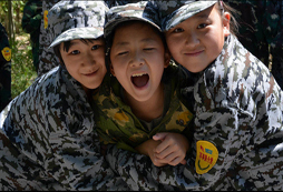 參加新疆青少年軍事夏令營(yíng)培養(yǎng)孩子自立自強(qiáng)精神