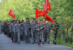 暑假就去參加新疆軍事夏令營(yíng)