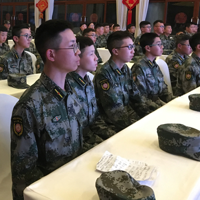 參加軍事特訓(xùn)做一個(gè)自信少年
