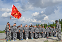 軍事夏令營營員們的早訓(xùn)生活