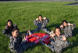 新疆軍事夏令營教孩子積極應(yīng)對困難