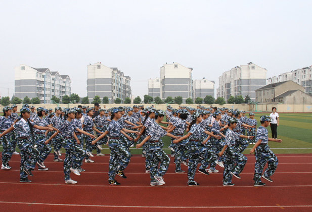 新疆軍事夏令營深層挖掘孩子的潛力
