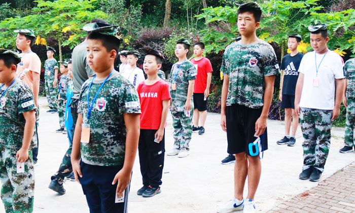 集體站軍姿
