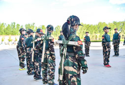 軍事特訓(xùn)助力孩子健康成長