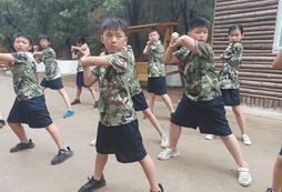 參加許昌小學(xué)生夏令營體驗(yàn)軍事課程