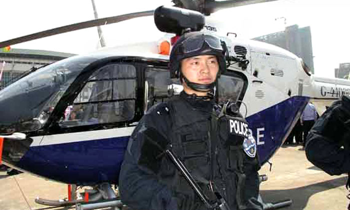 飛機(jī)前的兵哥哥