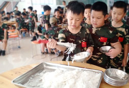 自己盛飯