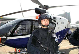 飛機前的兵哥哥