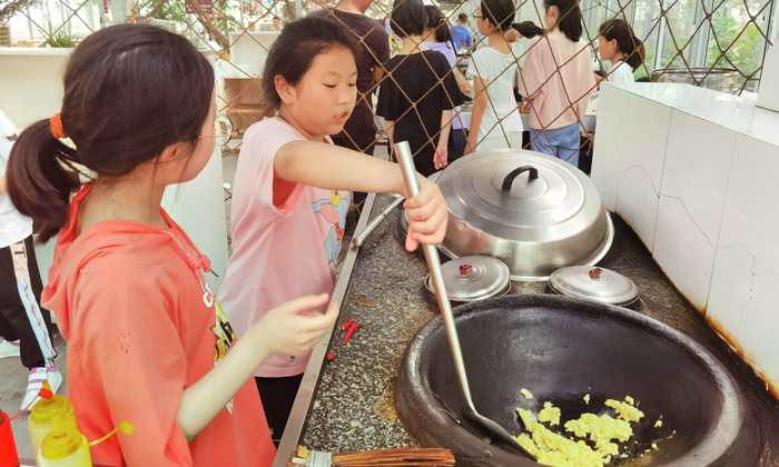 學(xué)員炒菜