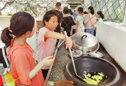 學(xué)員炒菜