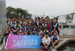 帆船基地上的合影