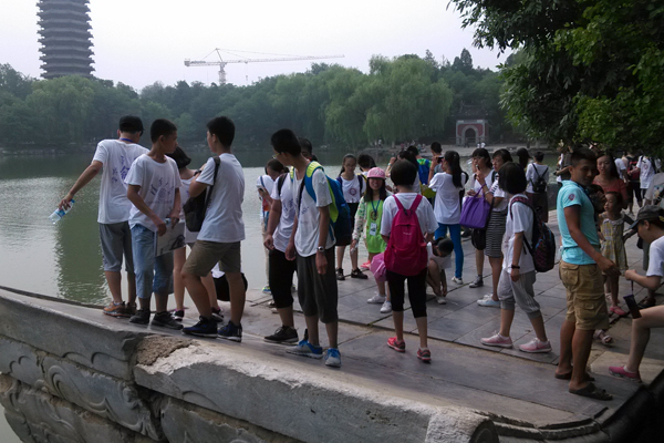 和同學(xué)們一起游覽大學(xué)