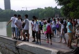 和同學(xué)們一起游覽大學(xué)