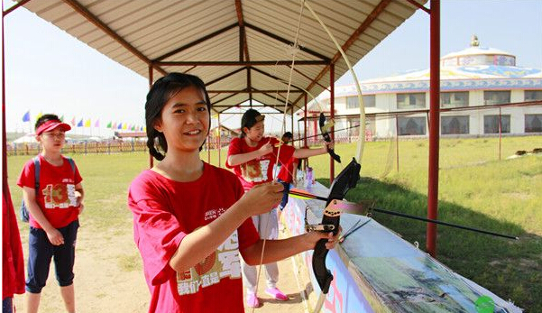 英語夏令營中教孩子們射箭