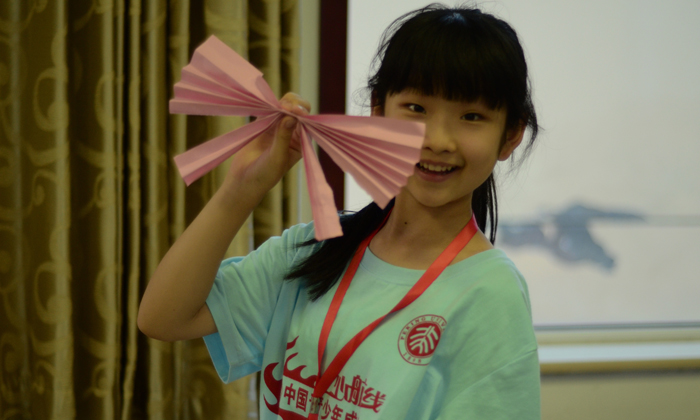 藝術(shù)夏令營教孩子折紙