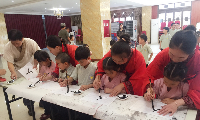 來藝術(shù)夏令營提升孩子的情操和素養(yǎng)吧！.jpg