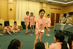 學(xué)習(xí)表演知識(shí)的表演夏令營(yíng)