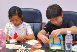 參加青少年藝術夏令營用雙手探索創(chuàng)意夢想