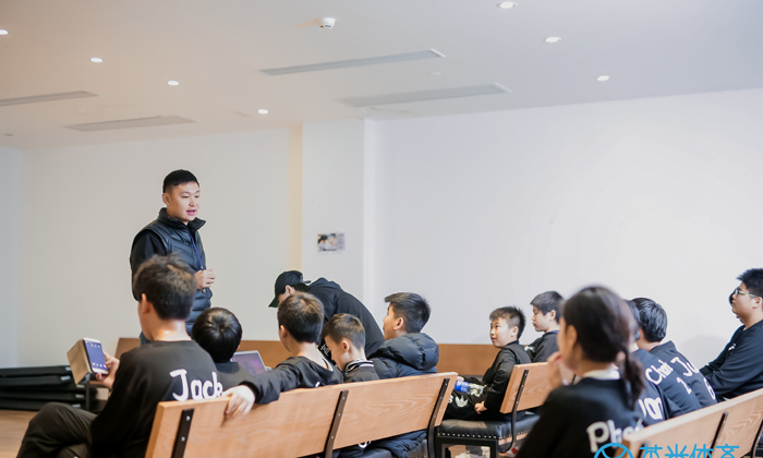 老師和學(xué)員探討籃球知識(shí)
