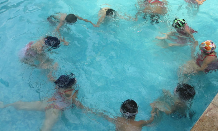 參加中小學生游泳夏令營讓孩子擁有強健體魄