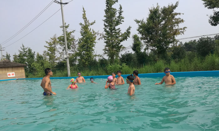 青少年參加游泳夏令營讓孩子輕松瘦身！