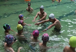 參加游泳夏令營能給孩子們帶來什么好處？