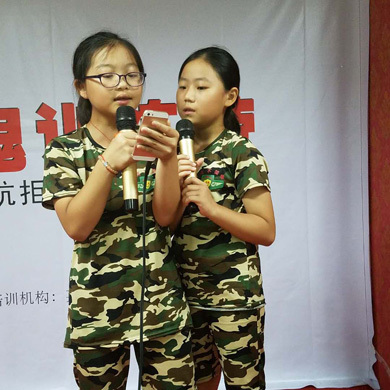 參加口才特訓(xùn)營讓您的孩子與人大方交談