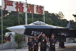 與戰(zhàn)機(jī)合影
